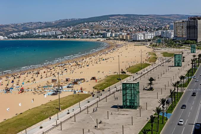 Vue panoramique de la baie et de la corniche de Tanger, Maroc